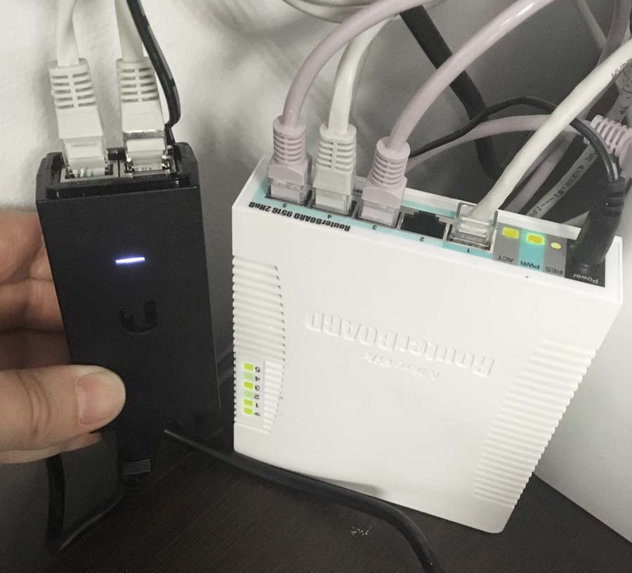 PoE-адаптер рядом и WiFi-роутер MikroTik